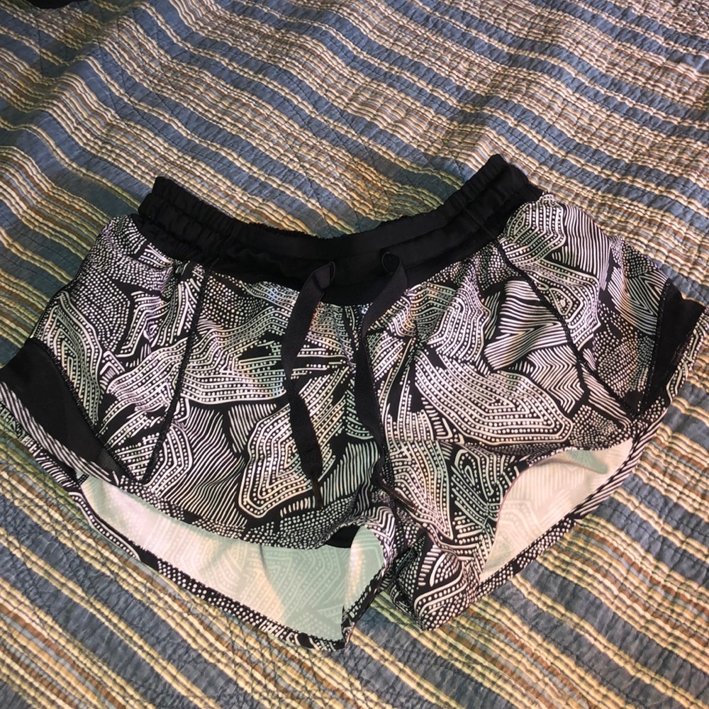 lululemon black and white hotty hot shorts size 6
